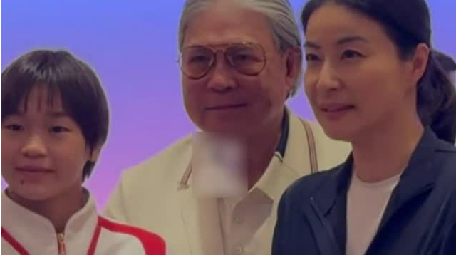 郭晶晶霍震霆找全红婵合影留念