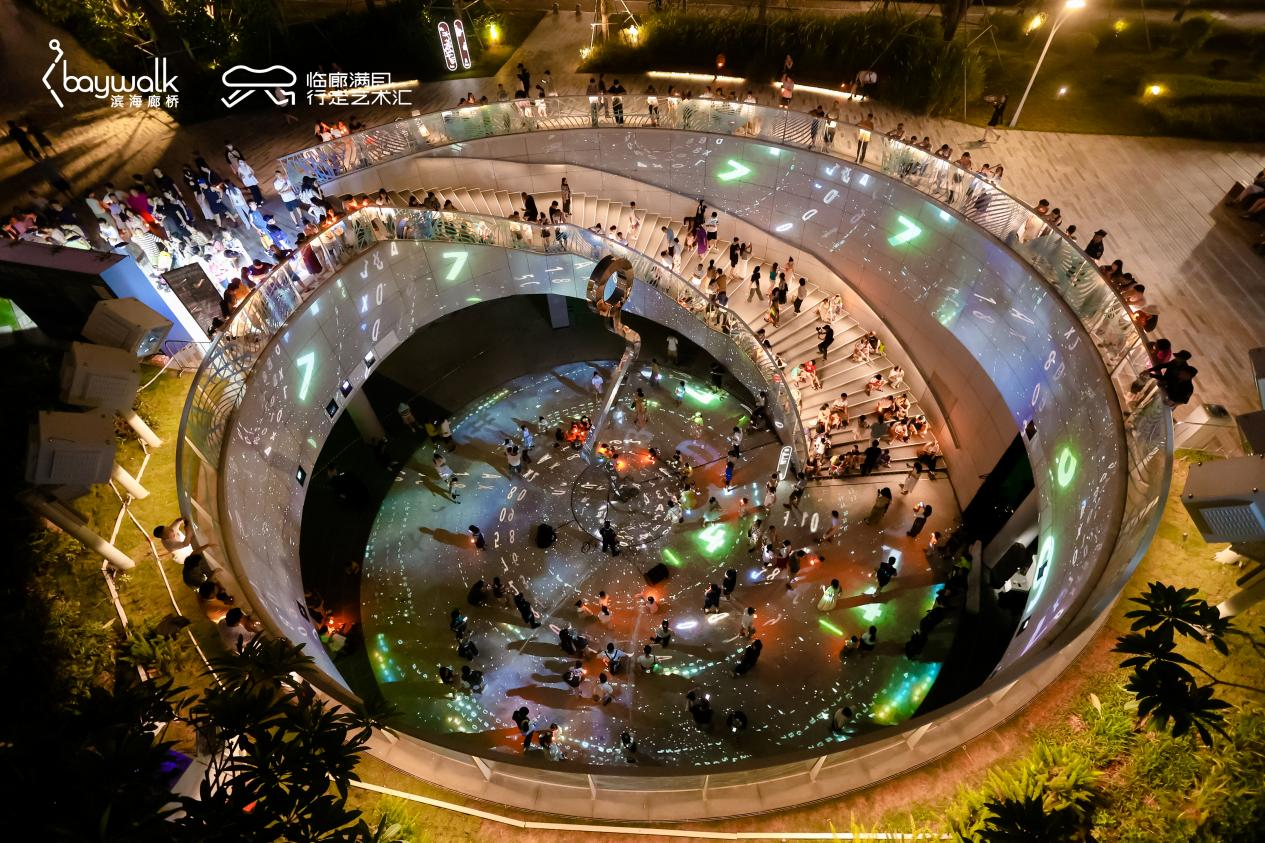 滨海廊桥变身“银河”！深圳首个户外数字媒体剧场带你穿越时空