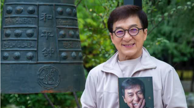 成龙担任巴黎残奥会火炬手