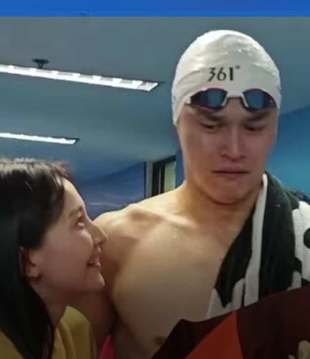 孙杨复出首战夺冠，妻子第一时间送花，他泣不成声