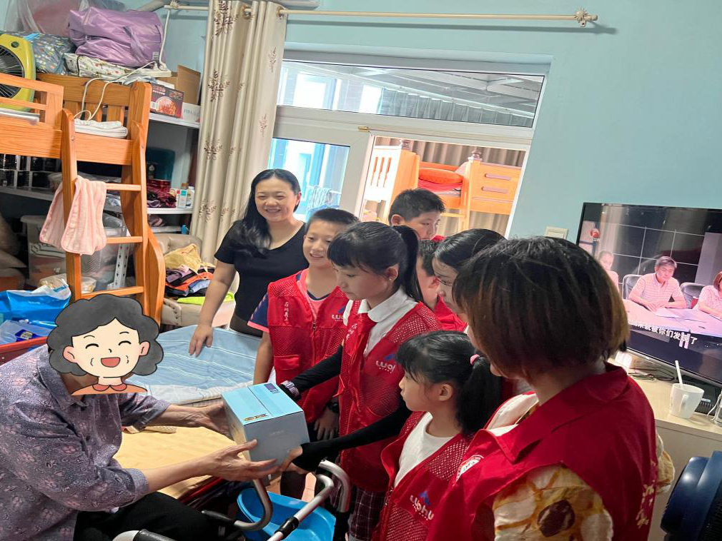 人民桥社区组织青少年志愿者探访关爱弱势群体
