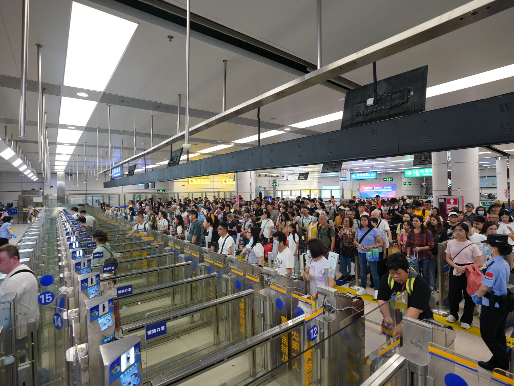 16.5万人次！深圳湾口岸接连两日刷新单日出入境客流纪录