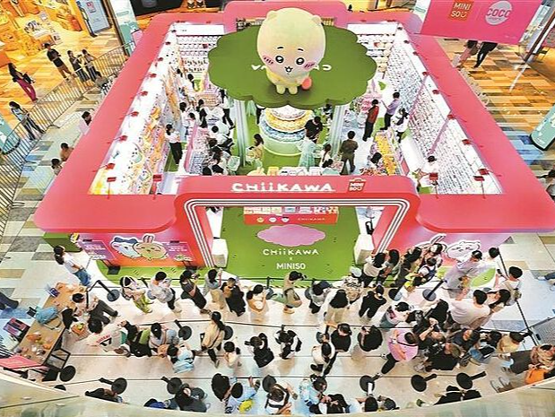 毛绒玩具成萌宠 青年兴起“养娃”风