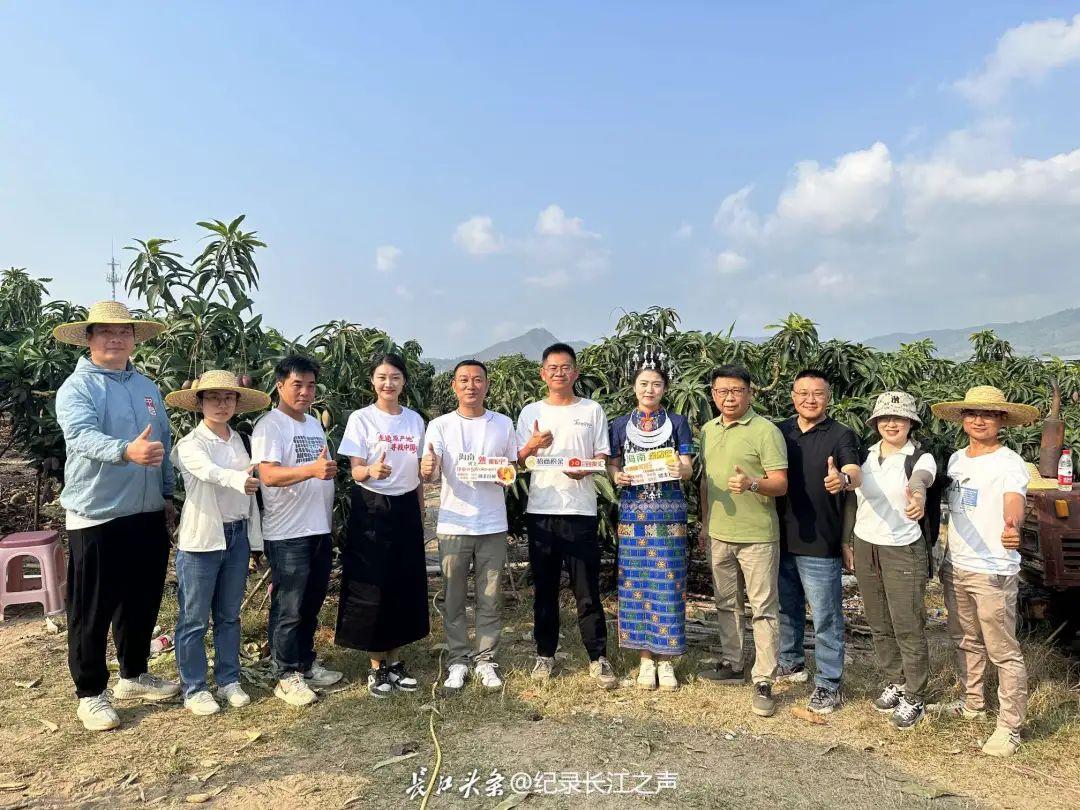 8月17日，相约青海，云端牧歌！深圳报业等爱心企业代表走进高原直播助农