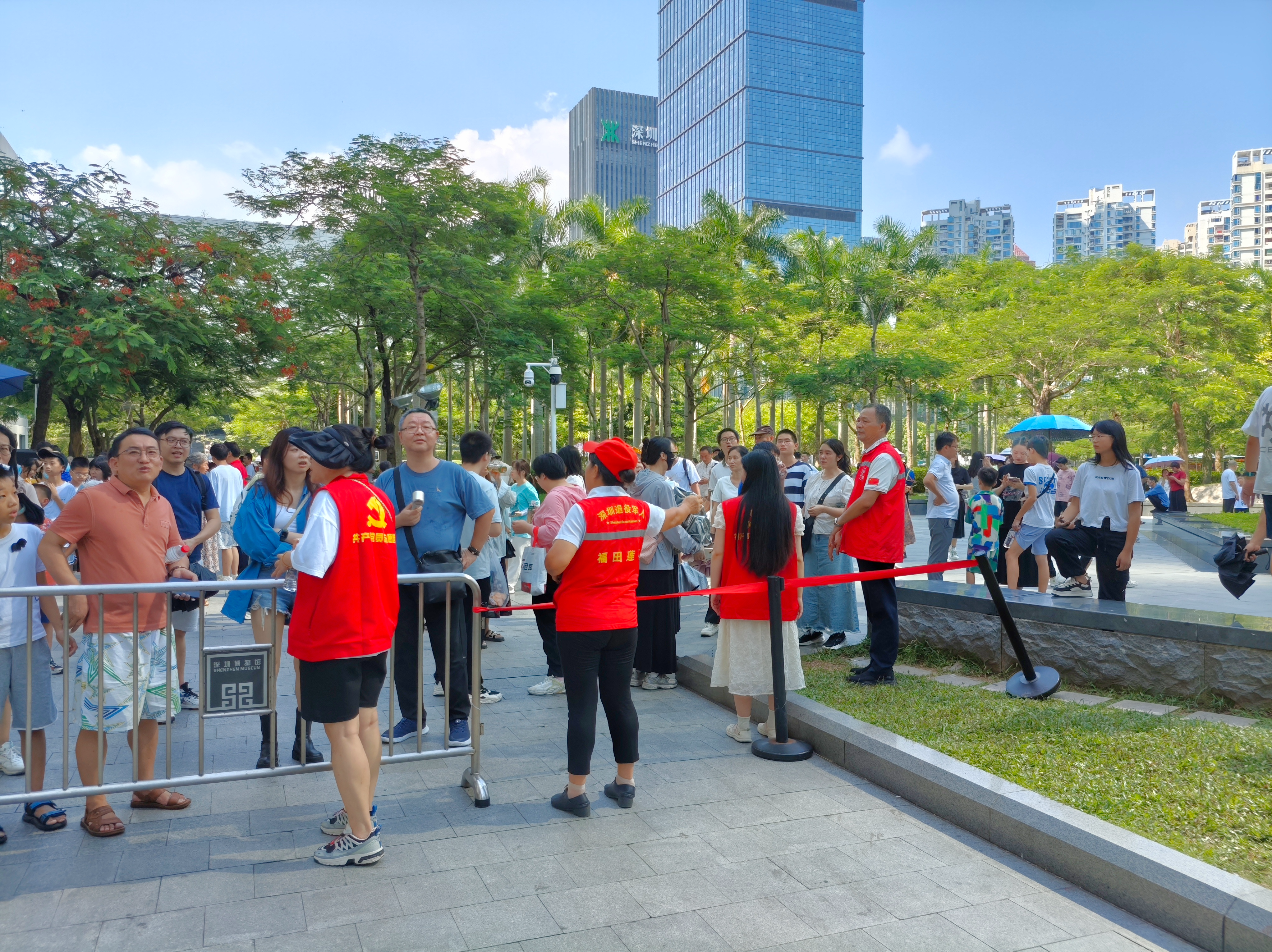 深圳“志愿红”添彩暑期“博物馆热”