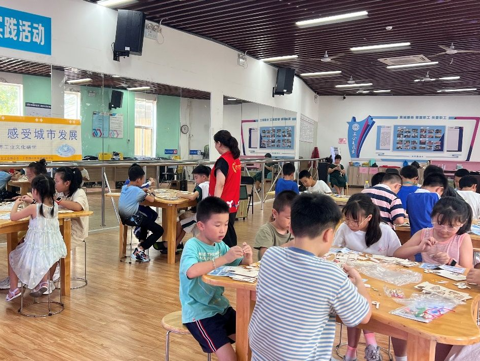 社区工业文化研学夏令营带孩子们感受“深圳科技”