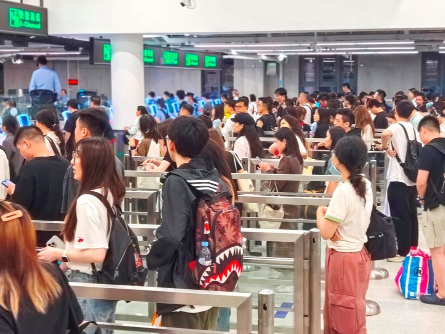 首批获发港澳居民通行证的外籍人士经深圳口岸通关