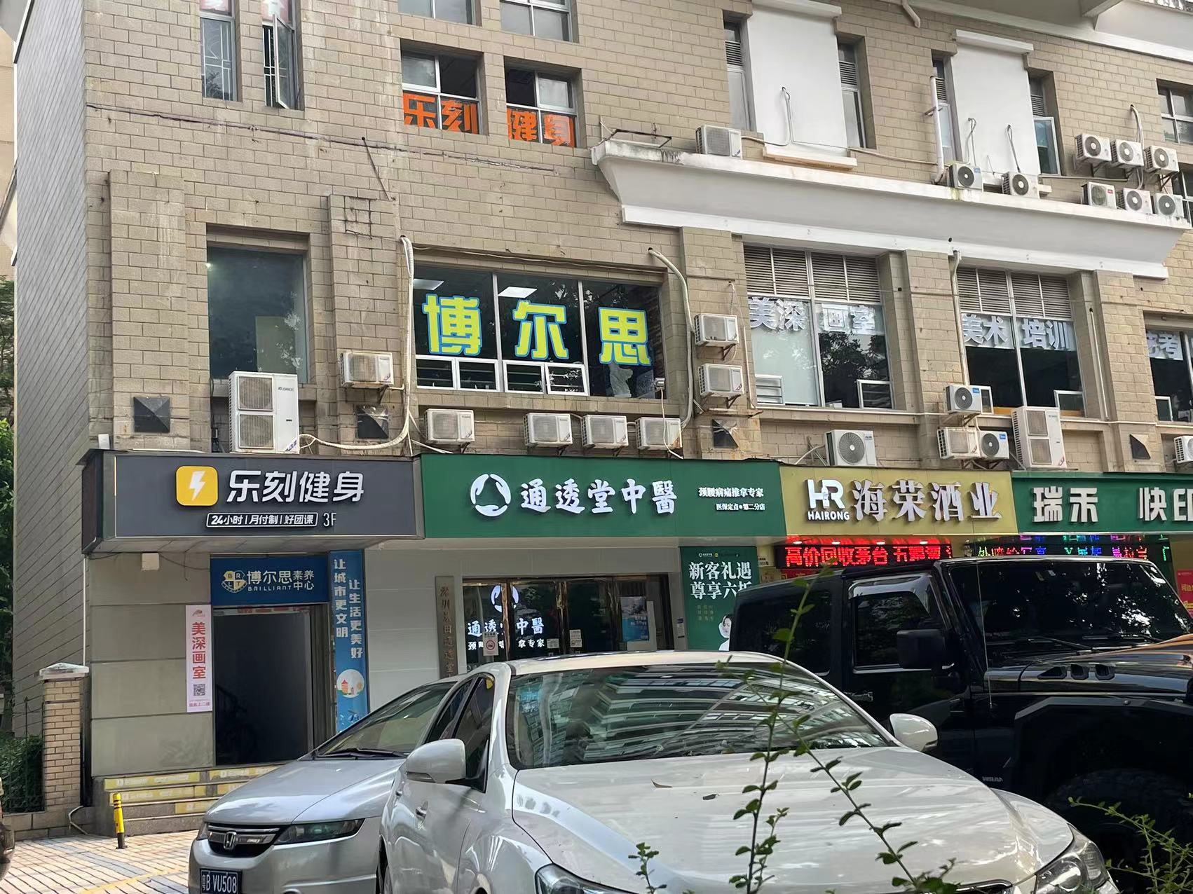 街头医馆医生紧急为少年包扎伤口，“事情虽小却让人感动”