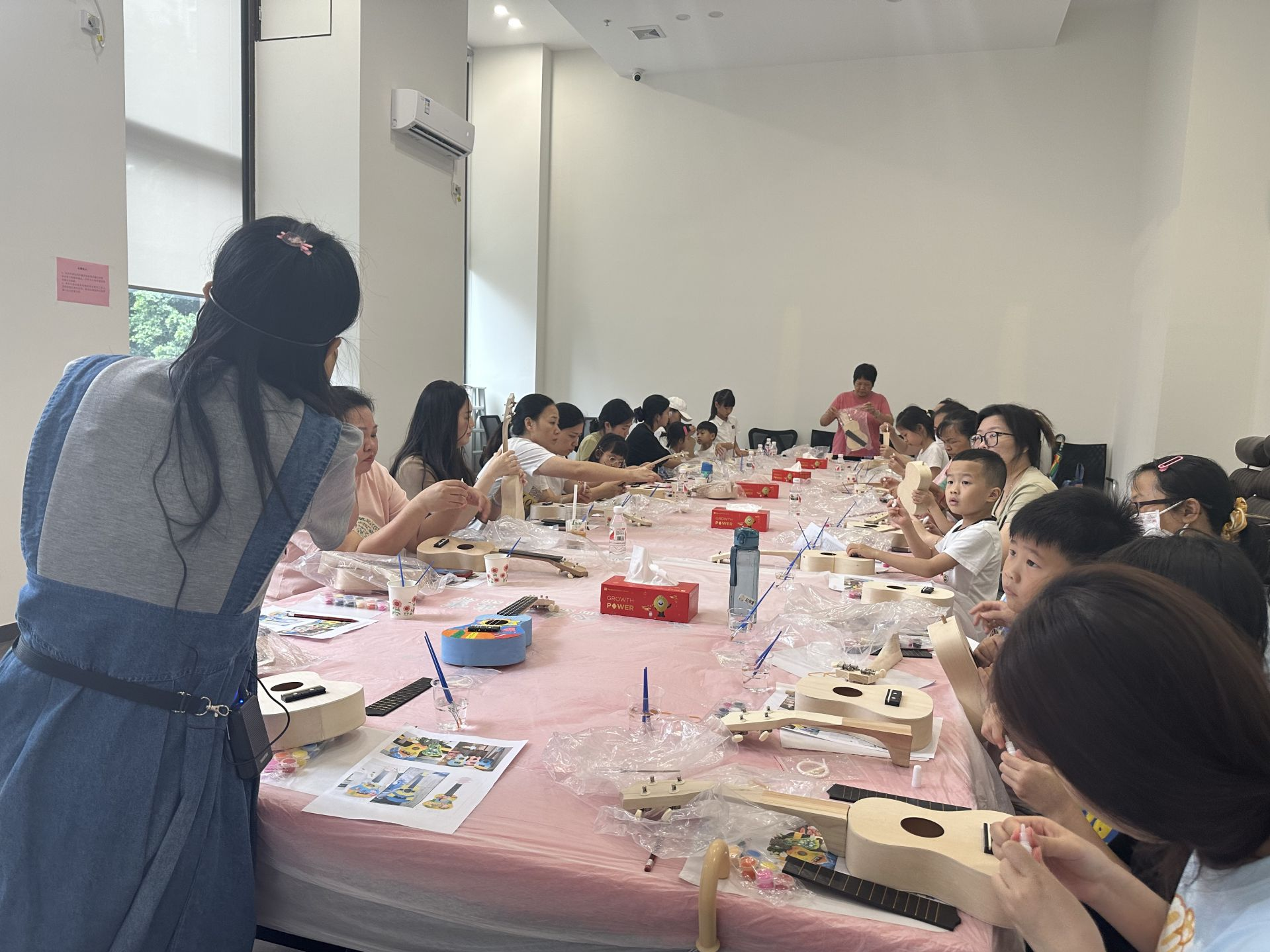 南山街道南光社区举行“多彩人生·动人心弦”尤克里里彩绘活动
