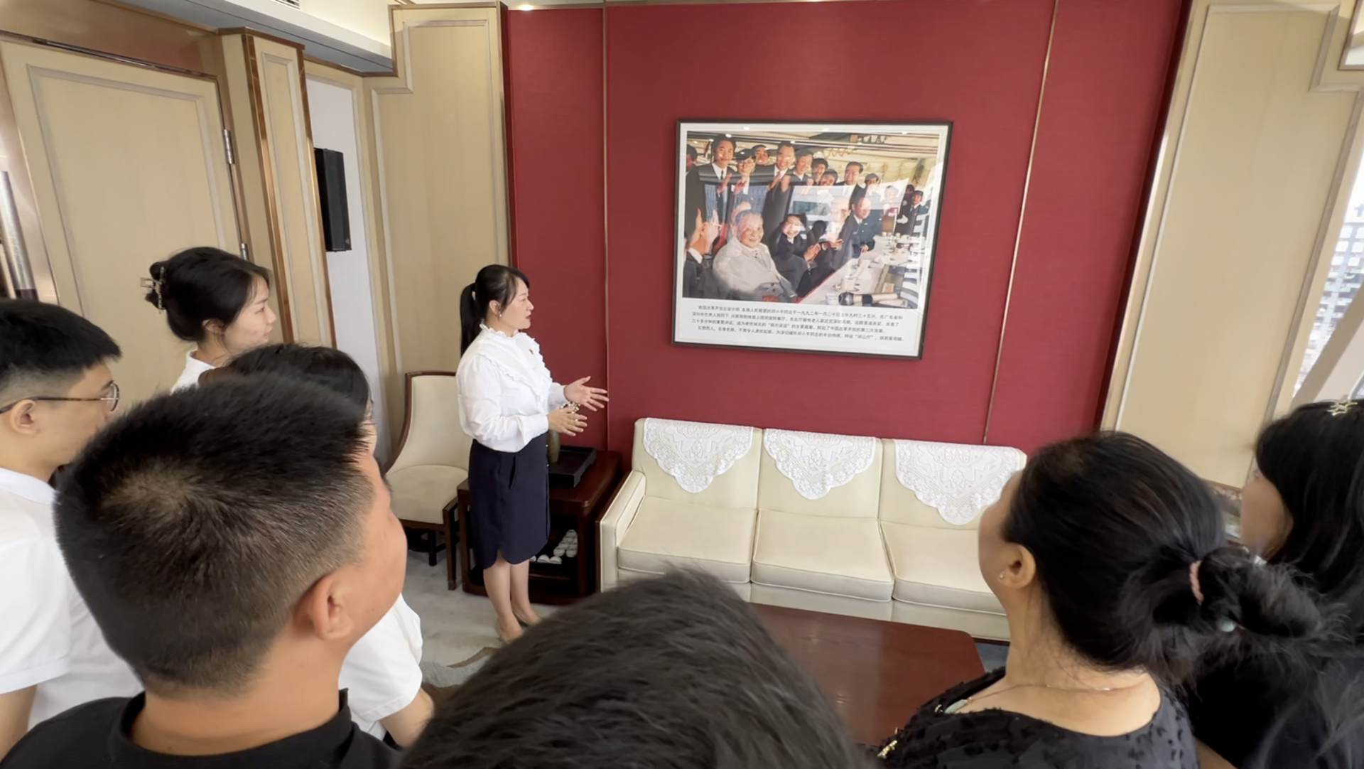 走进“邓公厅” 扬帆启新程——罗湖区青年党员干部群众前往国贸大厦参观学习