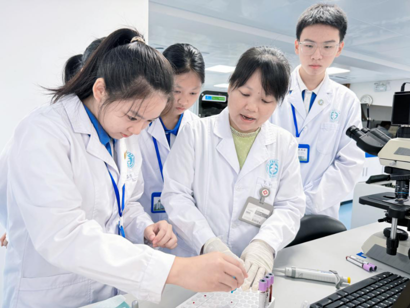 中学生穿上白大褂，体验“做一天检验医生”