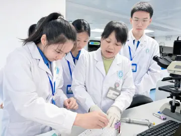 中学生穿上白大褂，体验“做一天检验医生”