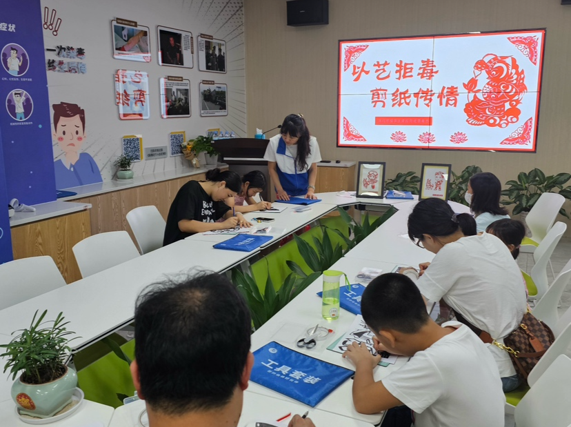 巧手剪纸绎禁毒，南园街道开展家庭禁毒宣传活动