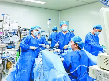 城市英雄 112期 | 龙华区妇幼保健院妇科学科带头人周霞平：“周一刀”和他的33本工作笔记