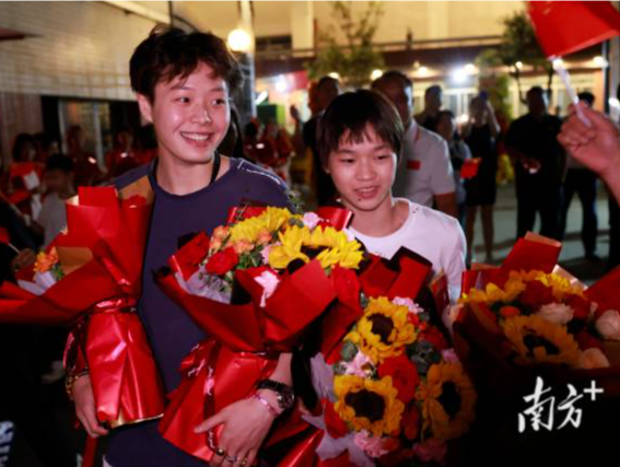 “双金王”归来！广东奥运健儿全红婵、陈艺文凯旋 