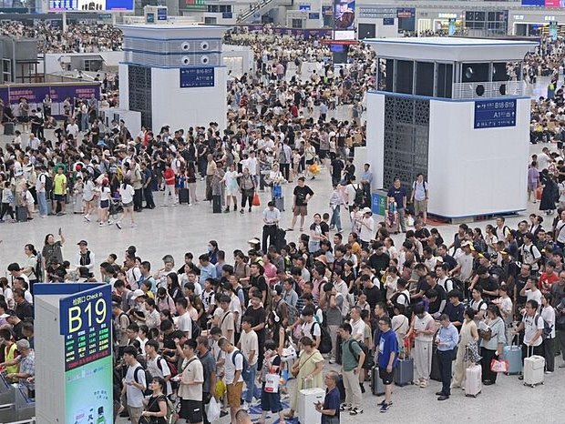 暑运期间深圳铁路到发旅客超2300万人次 最高峰日发送旅客73.8万人次