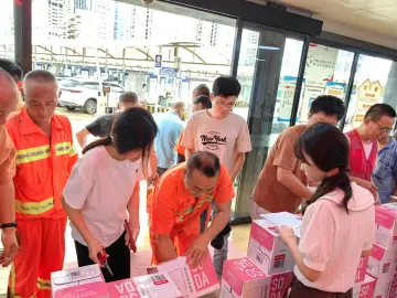 罗湖区总工会携手东晓街道为新就业群体“送清凉”