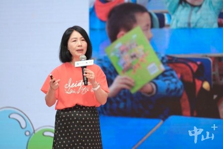 “阳光姐姐”伍美珍做客中山书展：读亲切的书，做静心的人