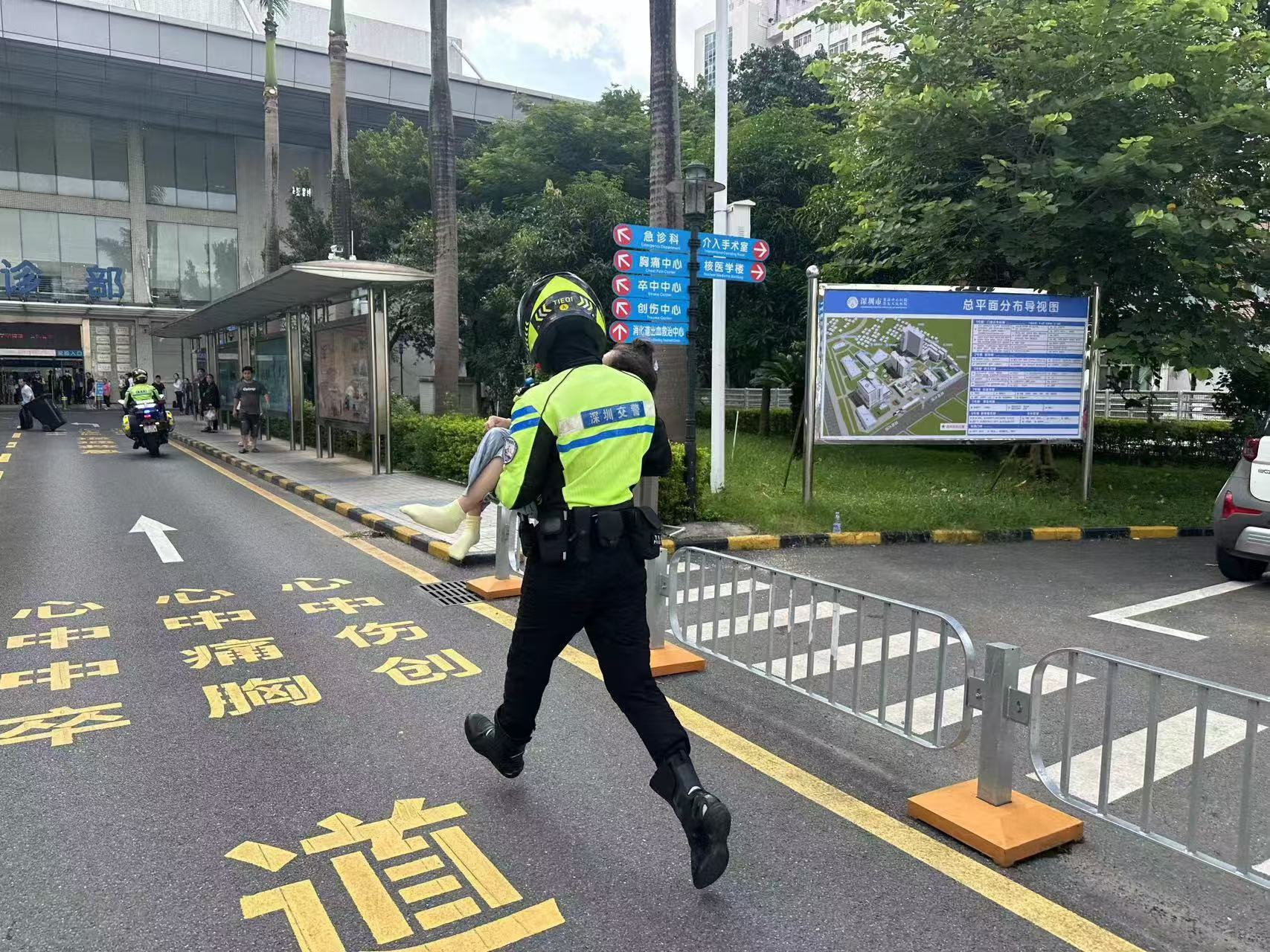 女孩浑身抽搐，龙岗铁骑紧急送医救治