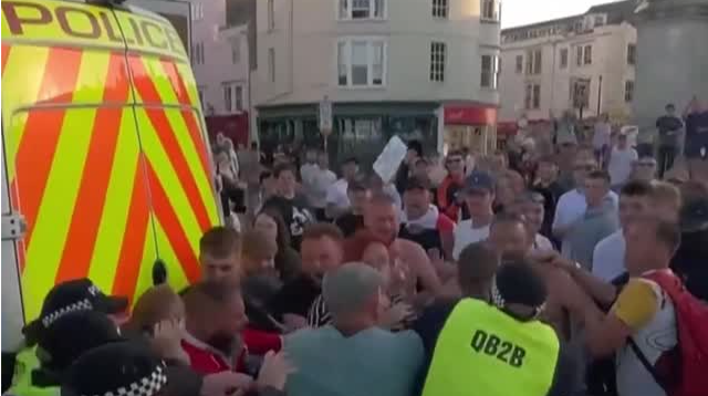 英国多地发生大规模抗议