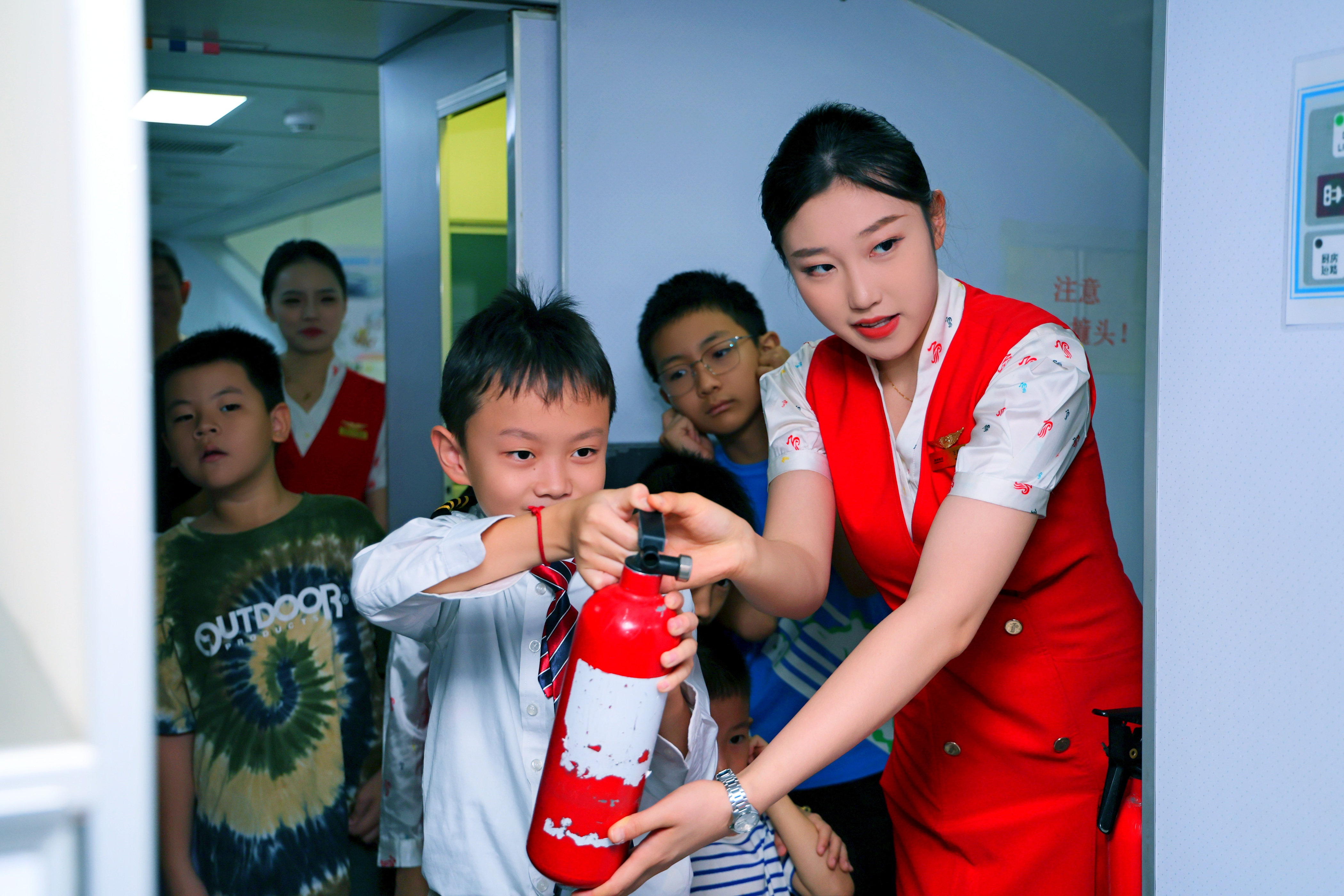 深圳机场边检联合深圳航空开展深航体验日活动