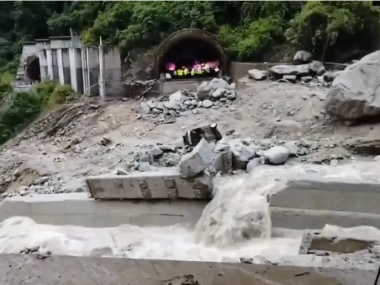 四川康定山洪泥石流灾害已造成10人遇难、17人失联