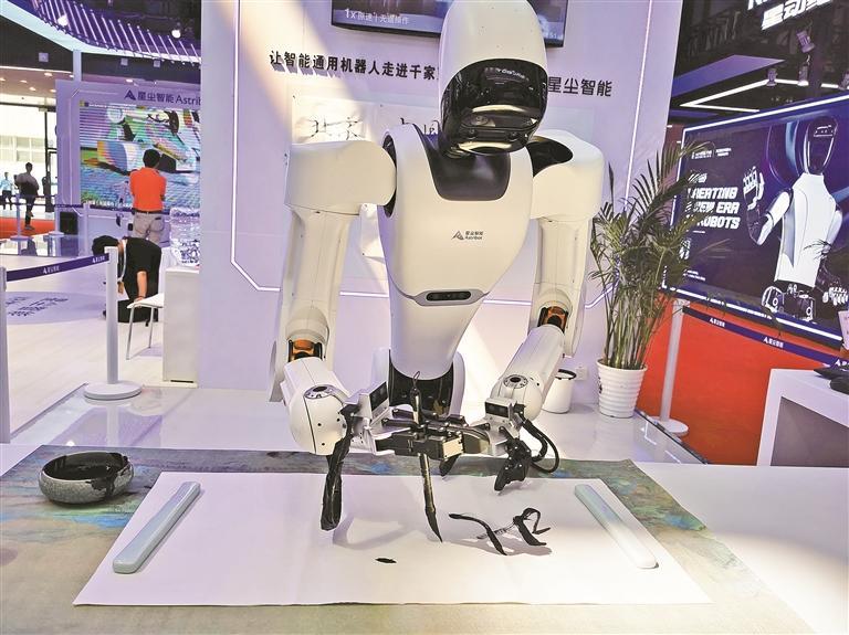 2024世界机器人大会开幕 智能机器人“十八般武艺”耍起来