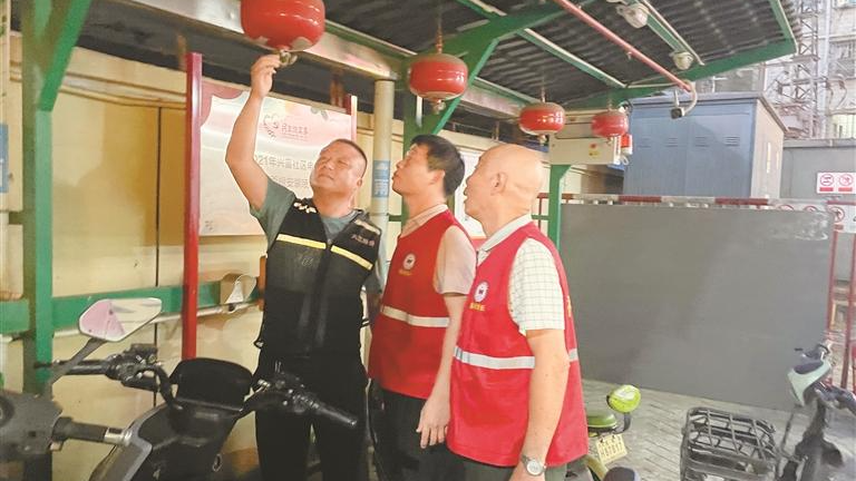 这样的夜巡给居民满满安全感！福城街道楼长自发组建7支“头雁队”固定周三夜巡