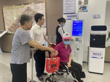 特殊群众雨中获助 桂园街道便民服务中心温情服务获点赞