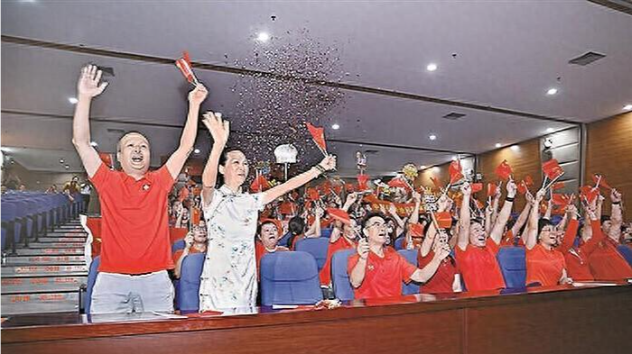 她们不是“懿”个人在战斗！南山双胞胎姐妹随中国花游夺金，深圳全城欢腾