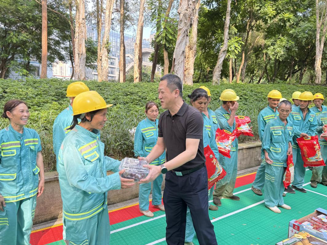 莲花街道开展一线绿化工人慰问活动