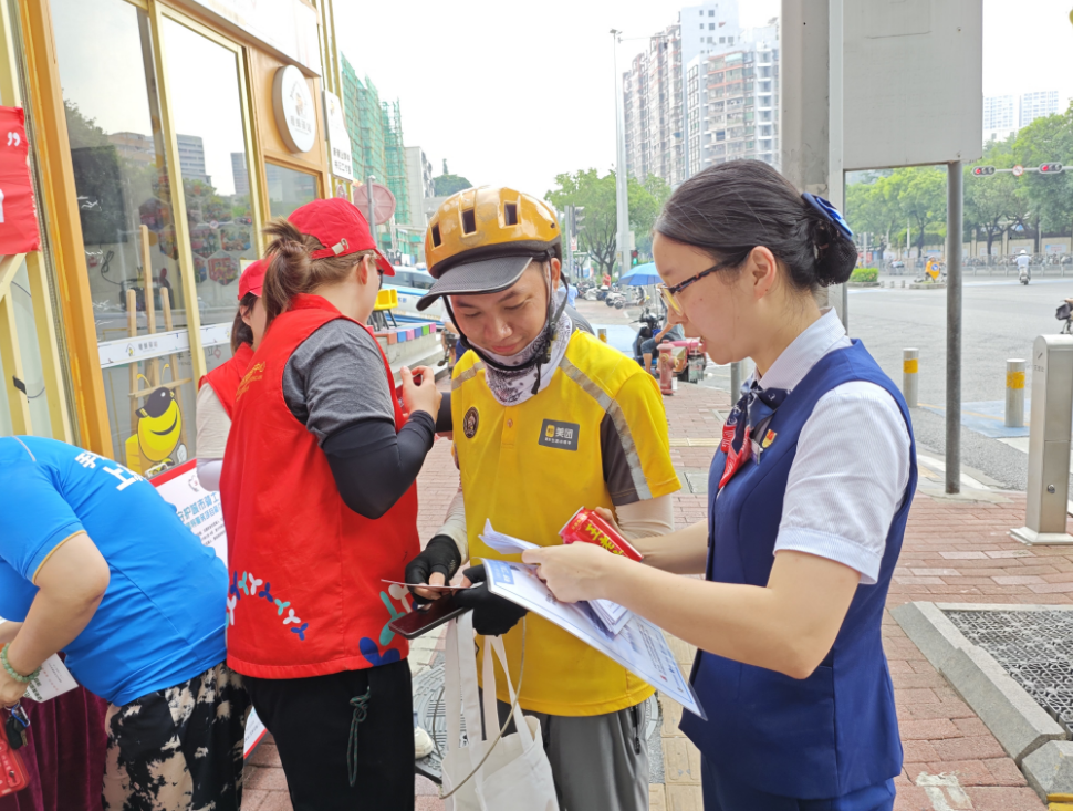 交通银行深圳横岗支行联合南湾街道南新社区开展反诈宣传活动