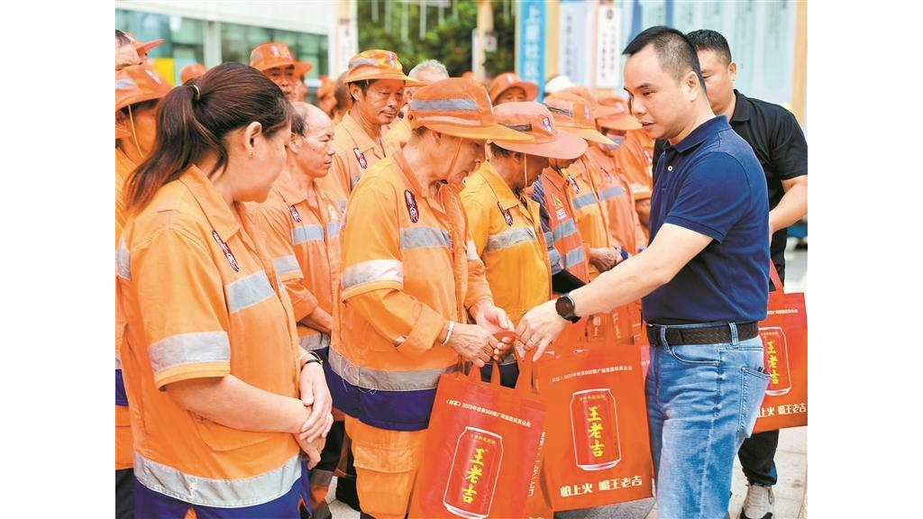 上星社区：关爱环卫工人 夏日送清凉