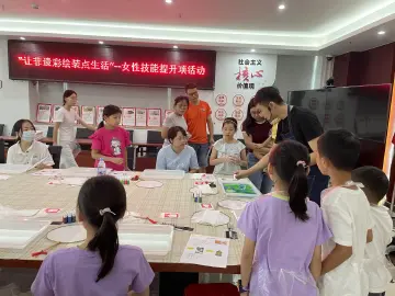 翠竹社区开展水拓团扇DIY共建活动
