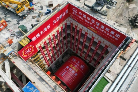 “隧越号”开启“穿海”之旅！南中城际最大盾构机顺利始发