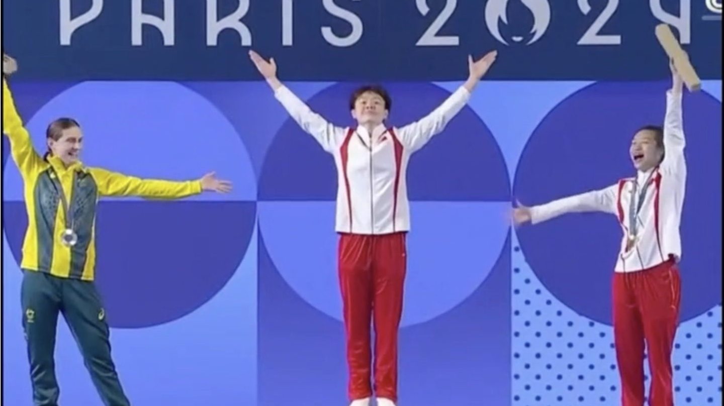 竞技和友谊同在！女子3米板颁奖台有爱的瞬间 网友：女孩子之间的友谊真美好