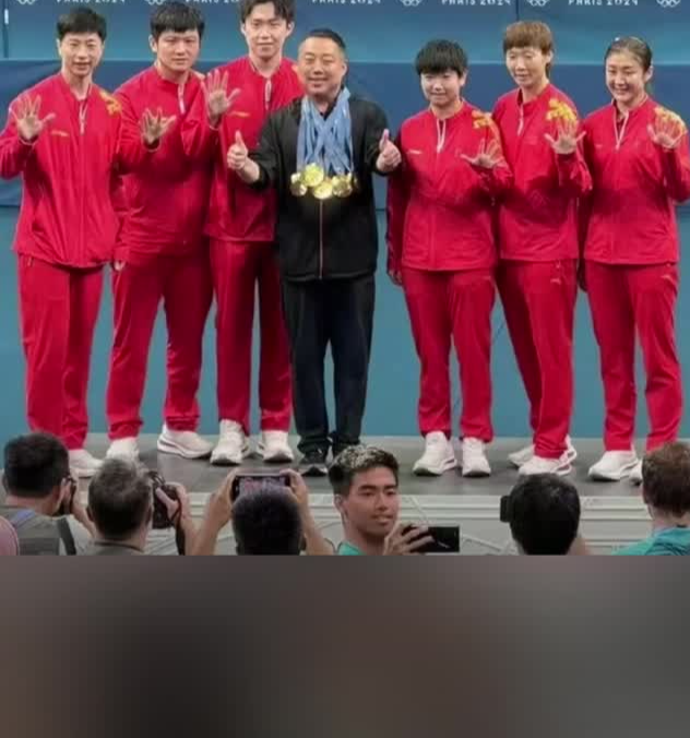 国乒情景喜剧+1！队员给刘国梁戴金牌，只有龙队默默揣口袋