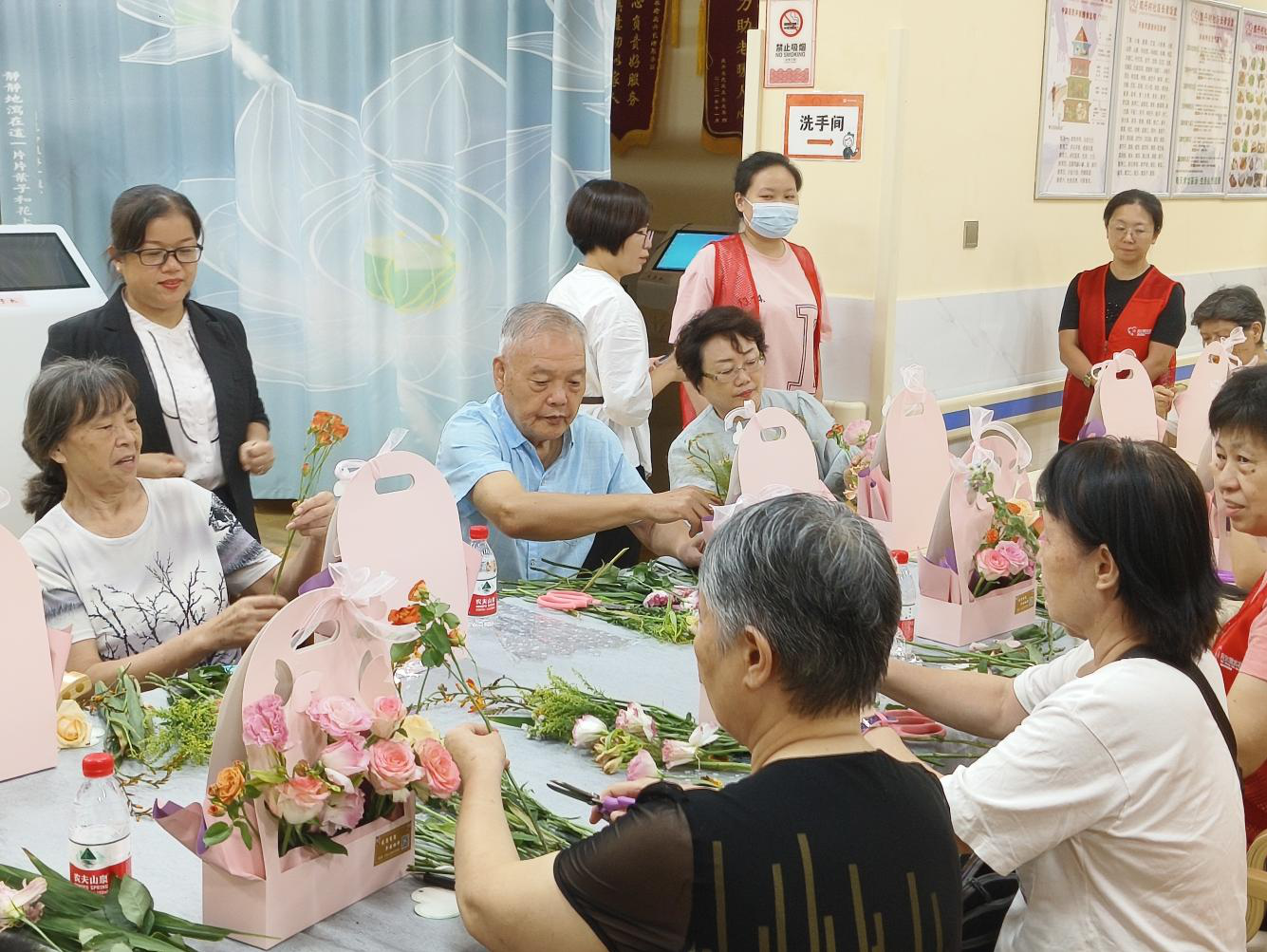 “以花会友，情满七夕” 鹿丹村社区开展长者插花活动