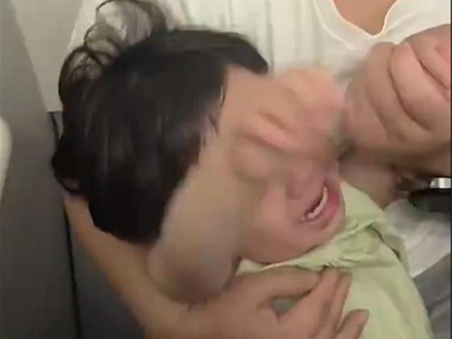 幼童在飞机上哭闹被陌生人关进厕所“立规矩”？吉祥航空通报