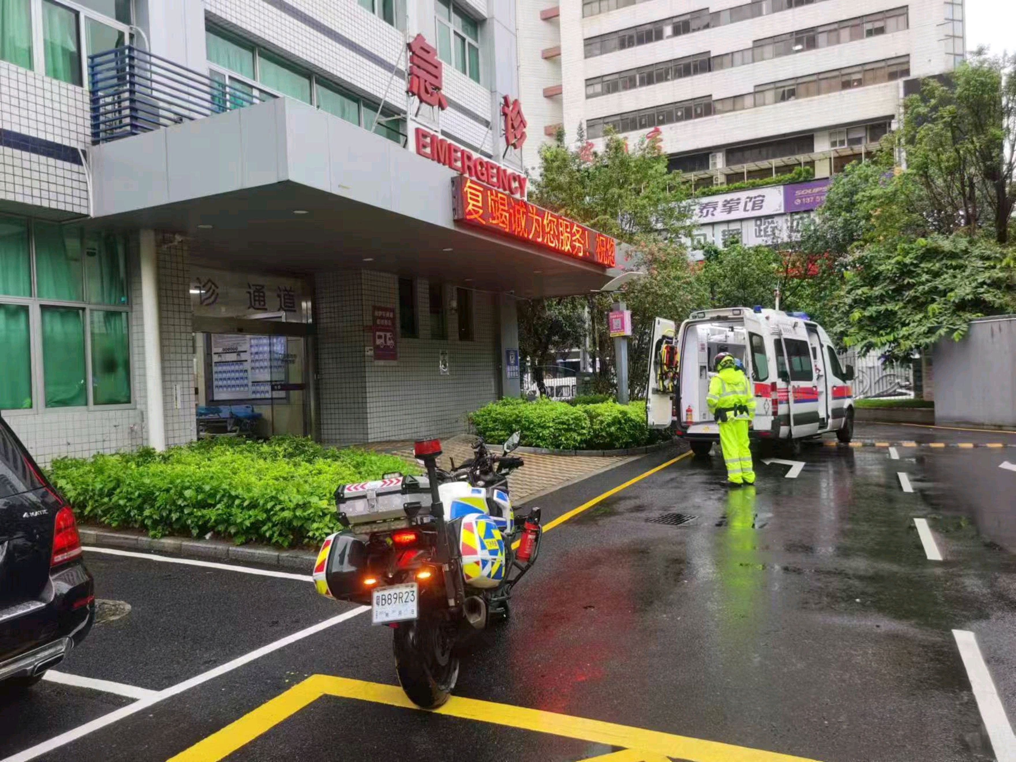 搭载心脏病患者的救护车路上求助 交警紧急护送开辟“绿色通道”