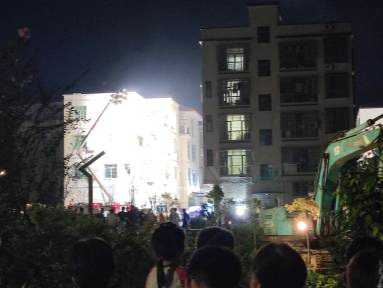 珠海斗门一居民楼倒塌，4人被困