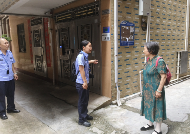 松岗网格员及时帮助迷路老人安全回家