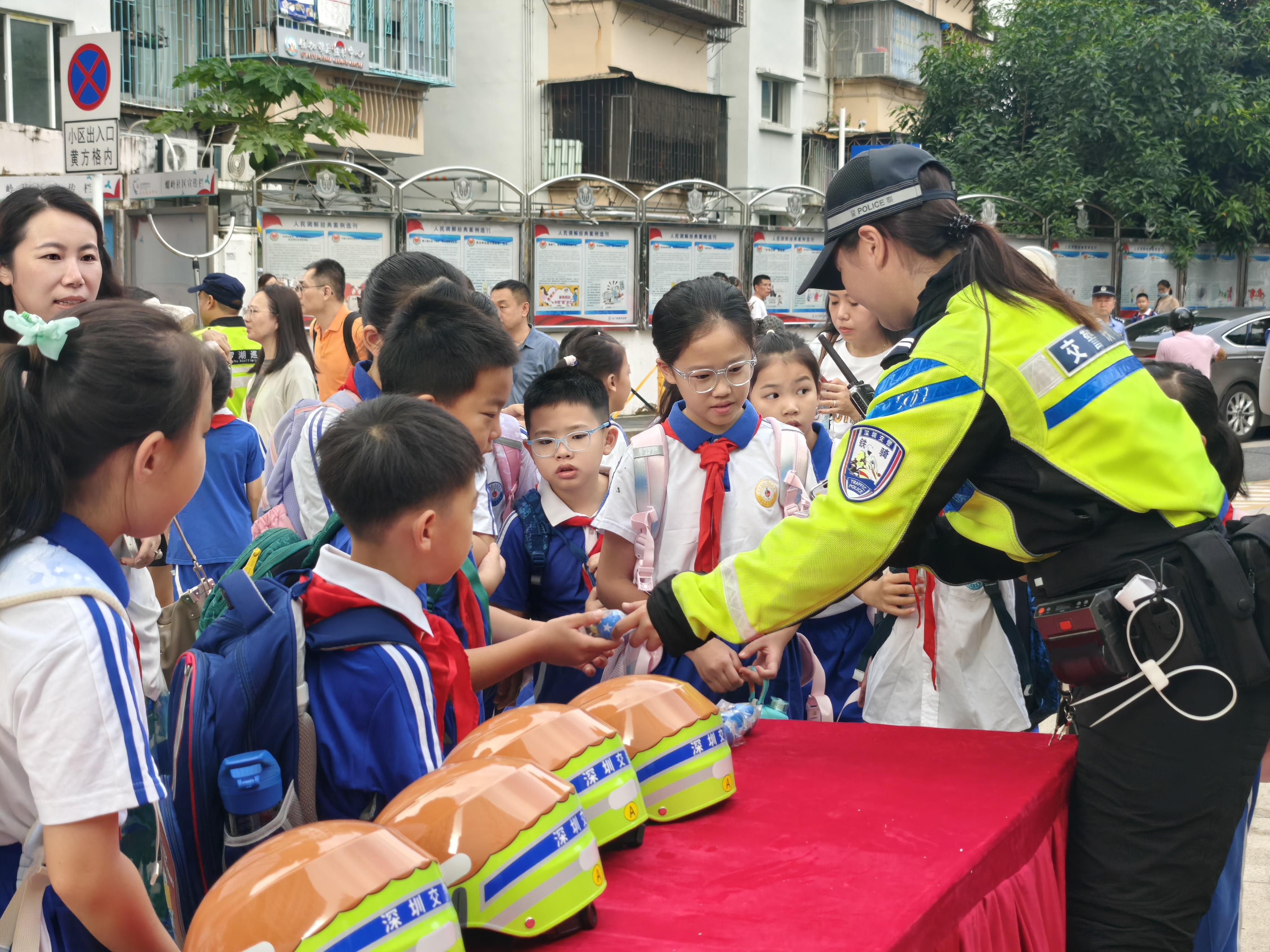 “护安全、赠头盔” 深圳交警持续开展主题宣教活动