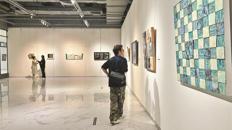 “山海相依——2024年广东省综合材料绘画邀请展”在宝安1990开幕