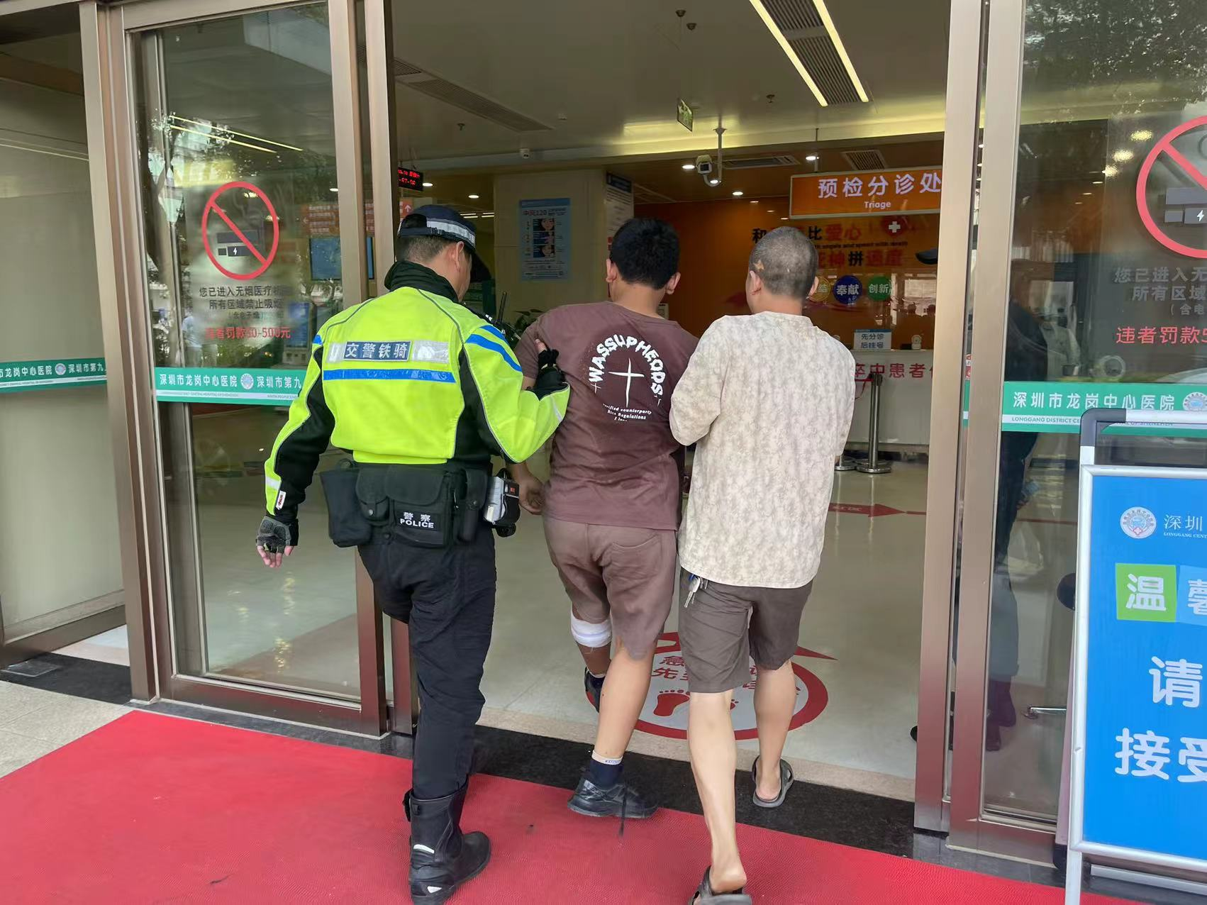 男孩腿部砸伤 龙岗铁骑紧急送医