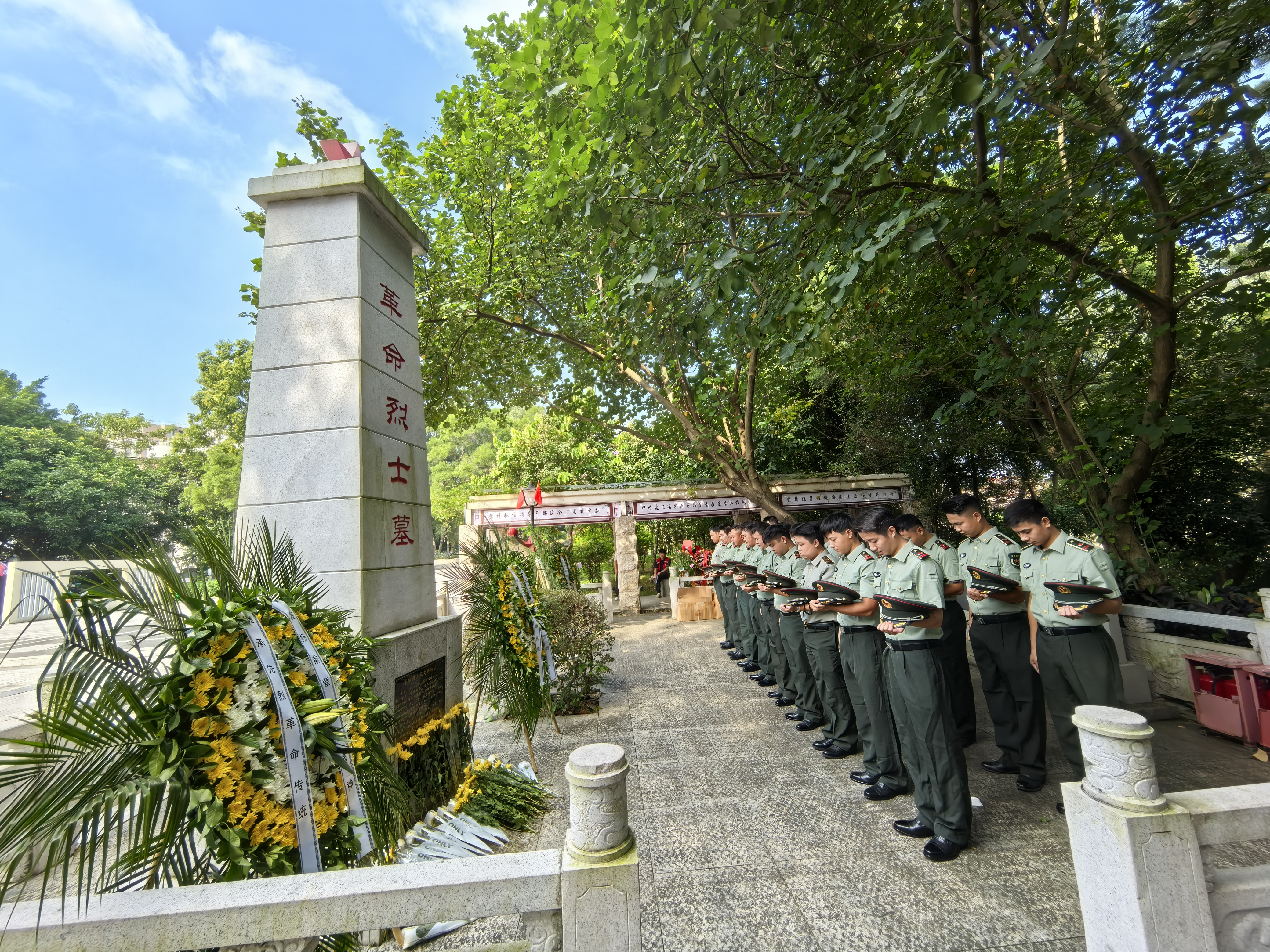 烈士纪念日：石岩街道办公祭烈士