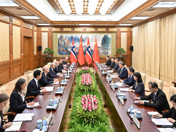 习近平会见挪威首相斯特勒