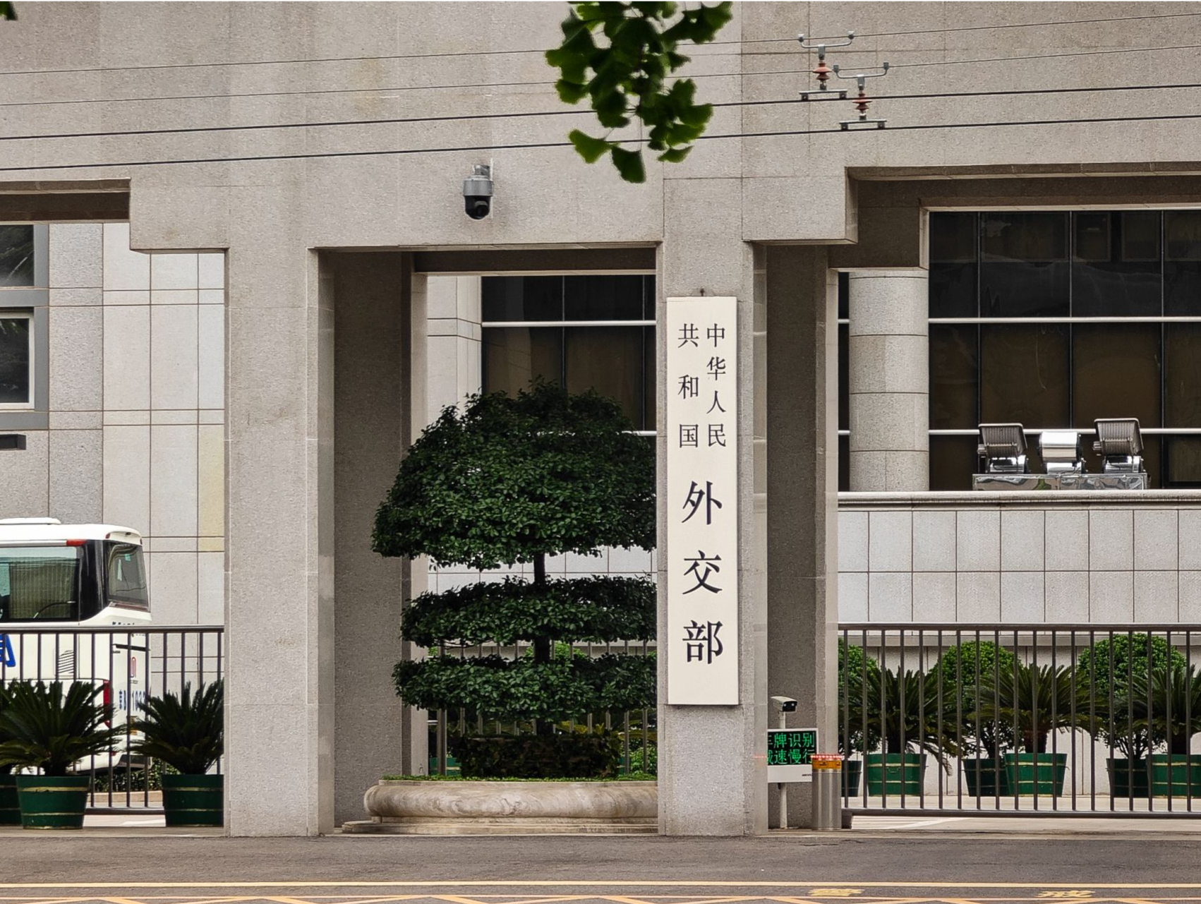 外交部：美方应在涉港问题上谨言慎行