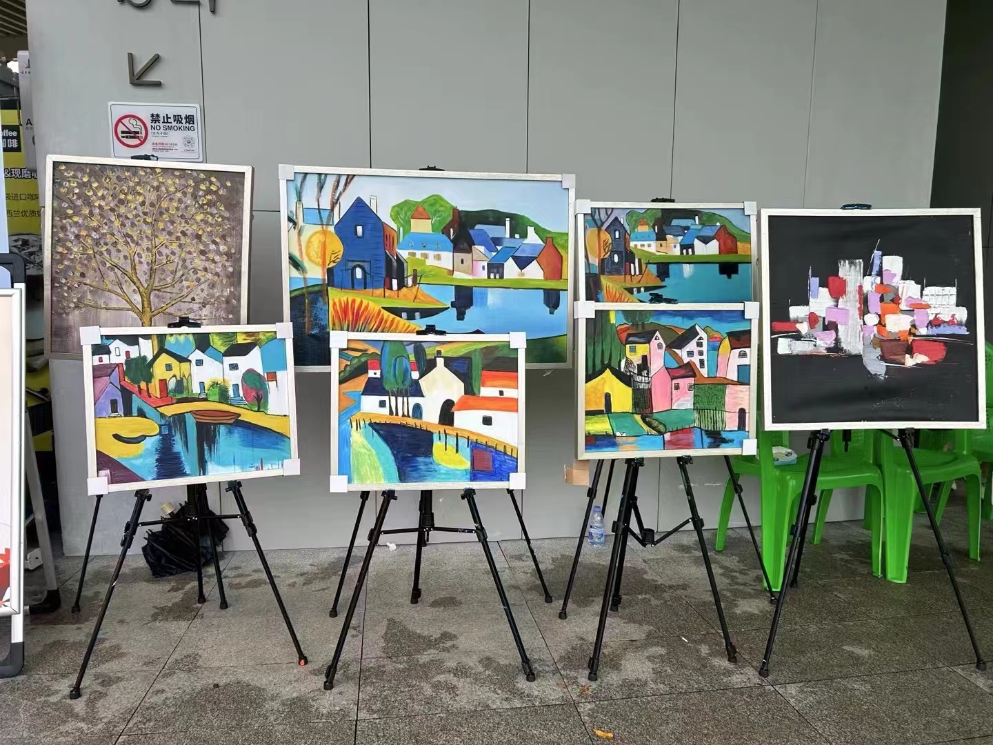 11位心智障青年在深圳湾运动公园开画展、义卖手工艺品