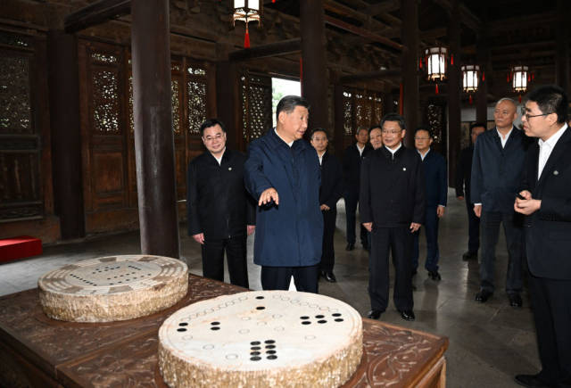 9月10日至13日，中共中央总书记、国家主席、中央军委主席习近平在甘肃考察。这是10日下午，习近平在天水市全国重点文物保护单位伏羲庙考察。新华社记者 谢环驰 摄